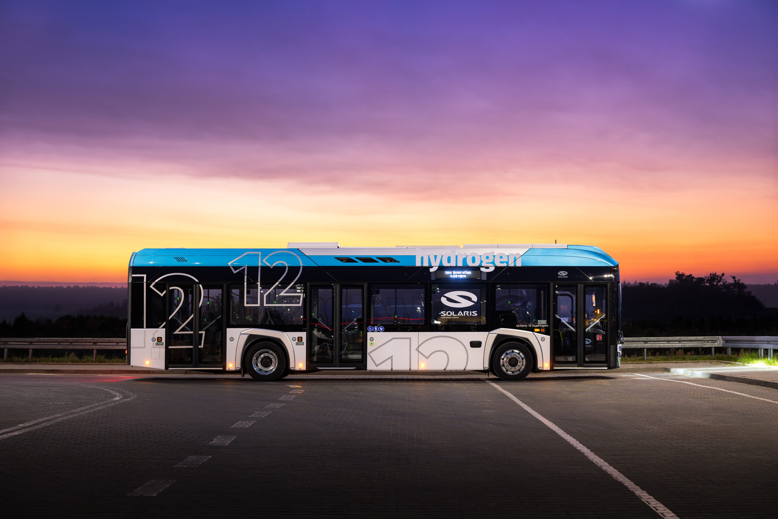 Side profile of the new-generation Solaris Urbino 12 hydrogen at dusk, showing doors and the passenger window layout.